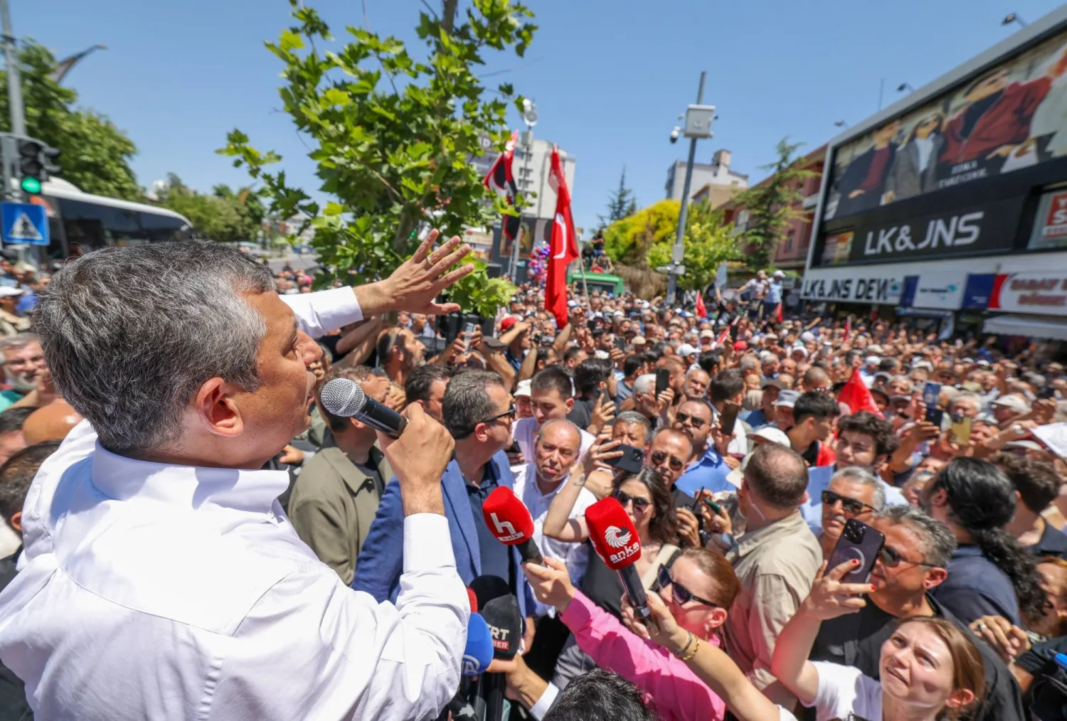 الرئيس المنتخب لحزب «الشعب الجمهوري»، أكبر أحزاب المعارضة التركية متحدثاً أمام حشد من أنصاره في مدينة نيغده في وسط تركيا في 12 يوليو (من حسابه في إكس)