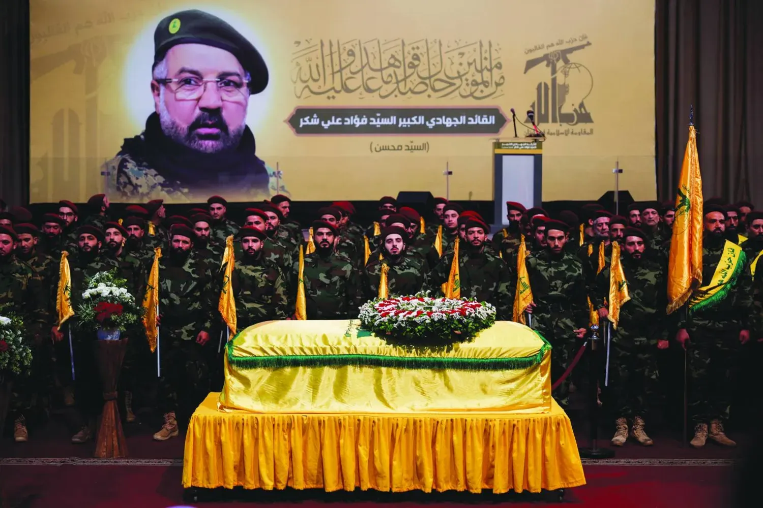İsrail’in 2024 yılının ağustos ayında Beyrut’un güney banliyölerinde düzenlediği hava saldırısında hayatını kaybeden Hizbullah komutanlarından Fuad Şükür’ün cenazesi için toplanan kişiler (Reuters)