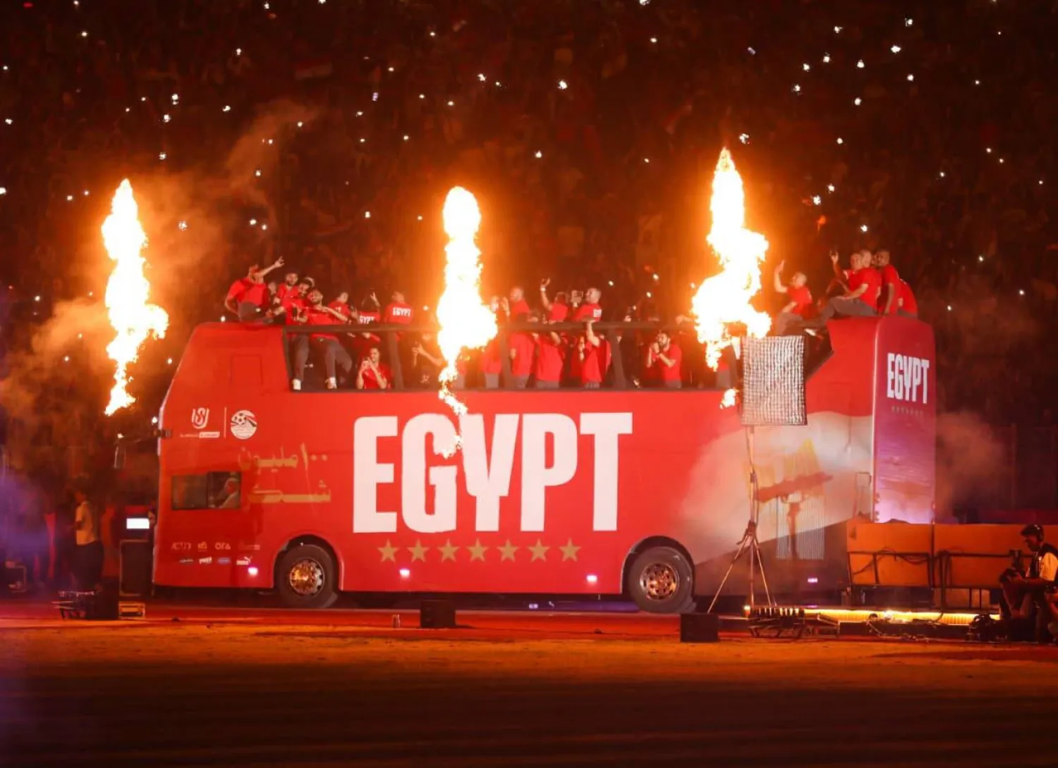لاعبو المنتخب المصري في حافلة مكشوفة بأرض استاد القاهرة لتحية الجماهير (الاتحاد المصري لكرة القدم)