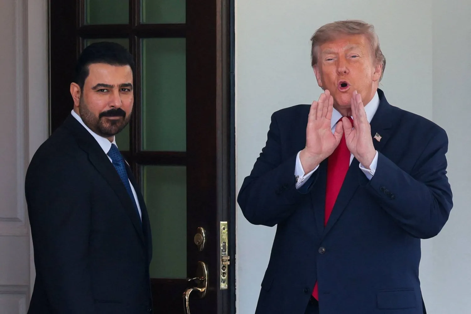 الرئيس الأميركي دونالد ترمب مستقبلاً رئيس الوزراء العراقي علي الزيدي في البيت الأبيض 14 يوليو 2026 (أ.ب)