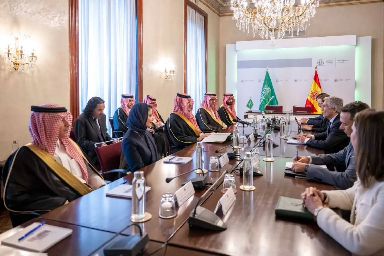 وزير الداخلية السعودي الأمير عبد العزيز بن سعود ونظيره الإسباني فرناندو مارلاسكا خلال جلسة مباحثات رسمية في مدريد (واس)