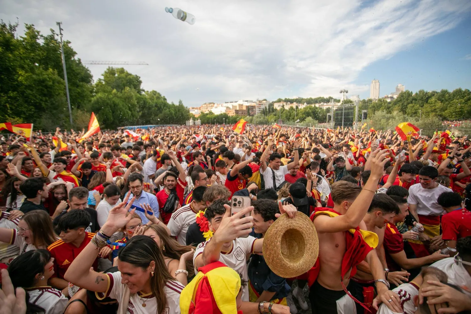  تتجمع الجماهير الإسبانية في ساحة "بلازا دي سيغوفيا" في نافالكارنيرو، بالقرب من مدريد (د.ب.أ) 