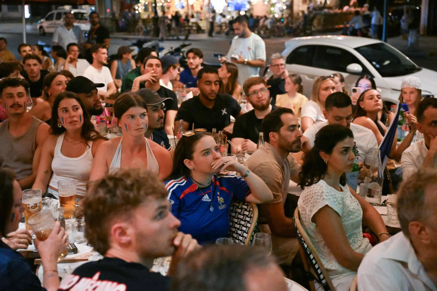 مشجعون للمنتخب الفرنسي  يشاهدون المباراة في مقهى قرب "البانتيون" في باريس (أ.ف.ب) 