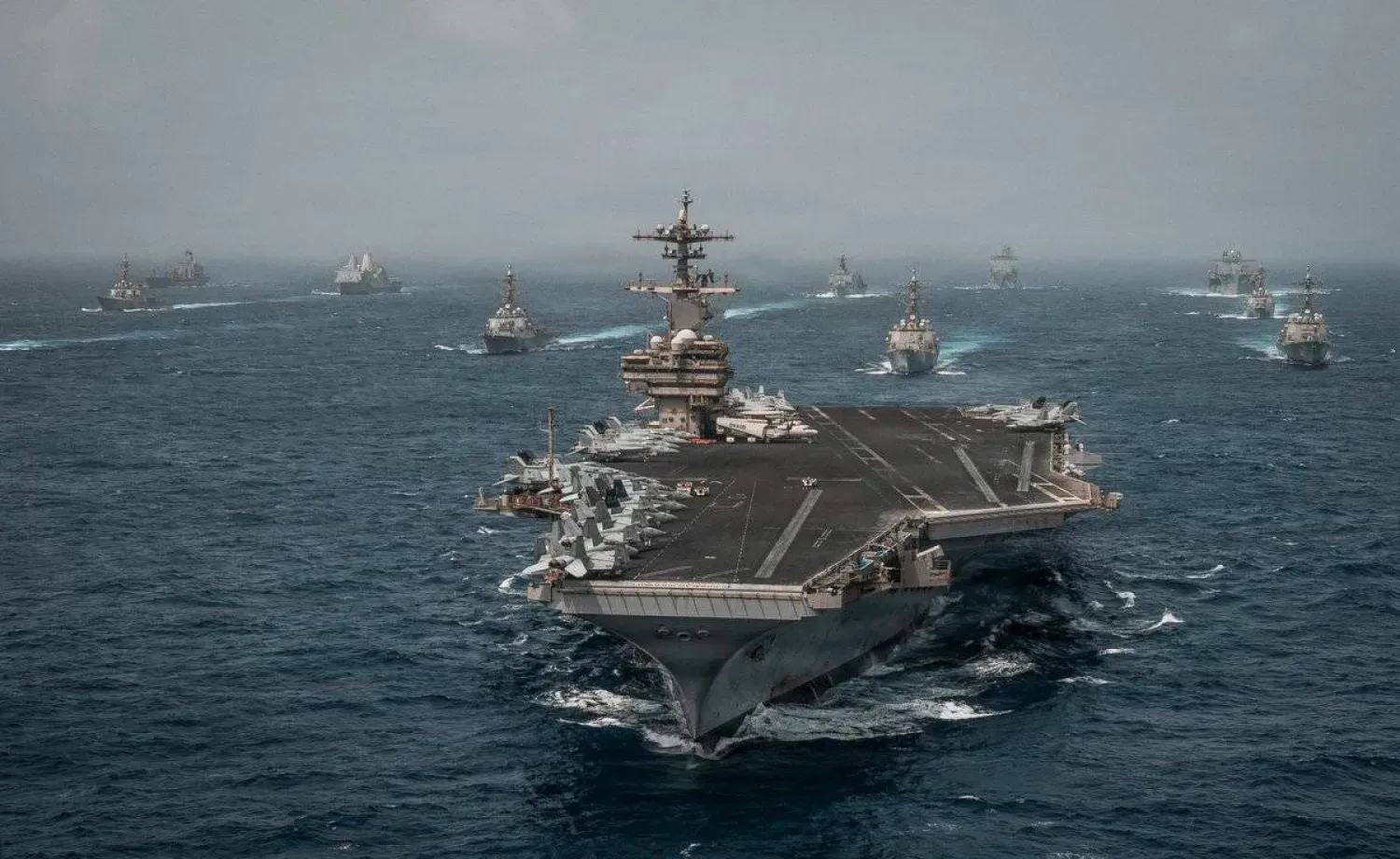 CENTCOM'un, İran limanlarına yönelik ablukanın yeniden başlatılmasıyla eş zamanlı olarak 20'den fazla savaş gemisi ve yüzlerce askeri uçak konuşlandırdığını açıklamasının ardından, bölgedeki deniz operasyonlarına katılan bir ABD savaş gemisi (CENTCOM)
