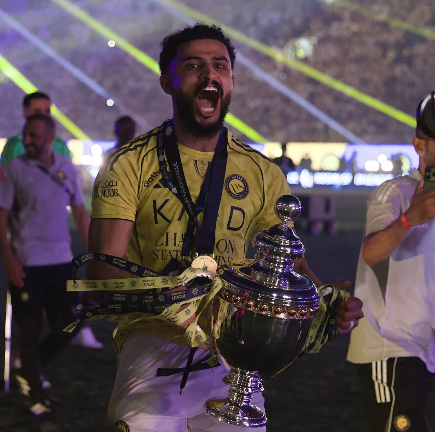 العمري محتفلاً بكأس الدوري الموسم الماضي مع النصر (تصوير: نايف العتيبي)