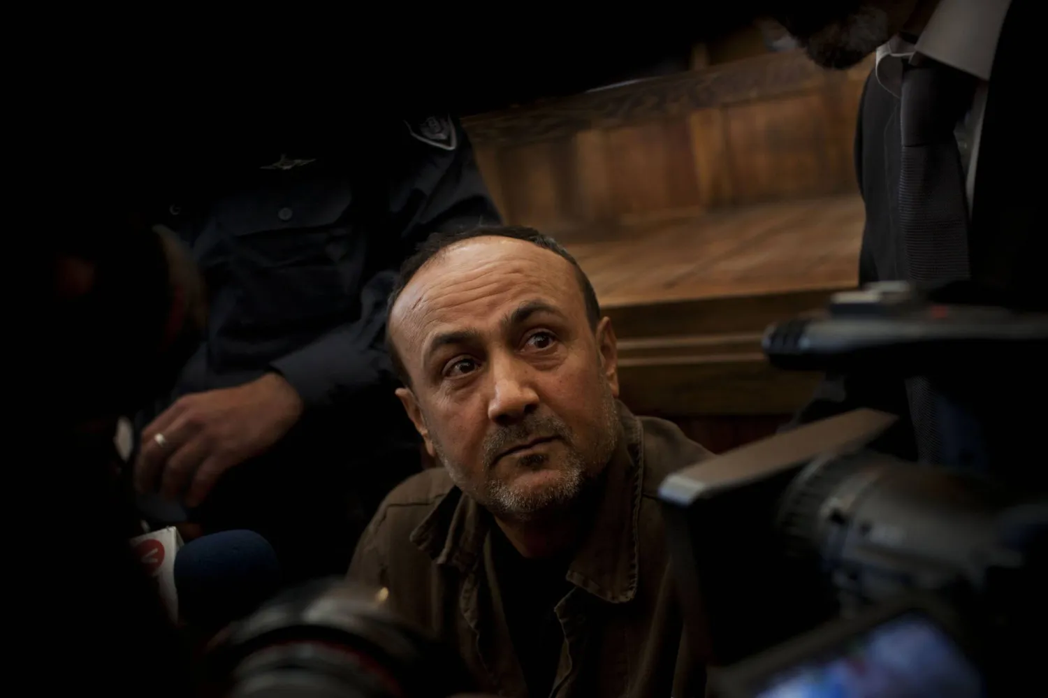 Fatah leader Marwan Barghouti in front of a court in Jerusalem (AP - Archive)