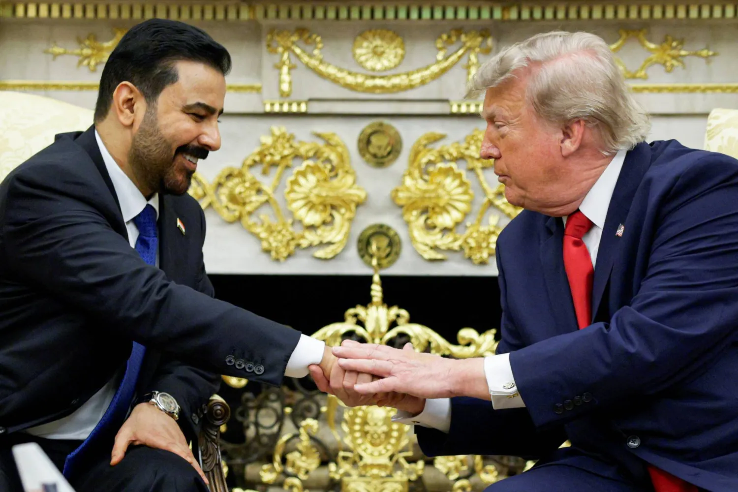 الرئيس الأميركي دونالد ترمب مصافحاً رئيس الوزراء العراقي علي الزيدي في البيت الأبيض بواشنطن يوم 14 يوليو 2026 (رويترز)