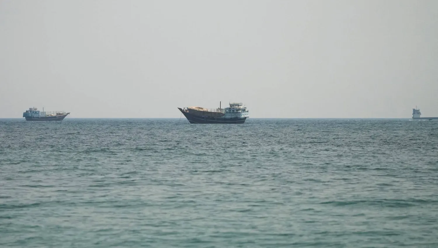 Umman'ın Musandam kentinden görünen Hürmüz Boğazı'ndaki gemiler (Reuters)