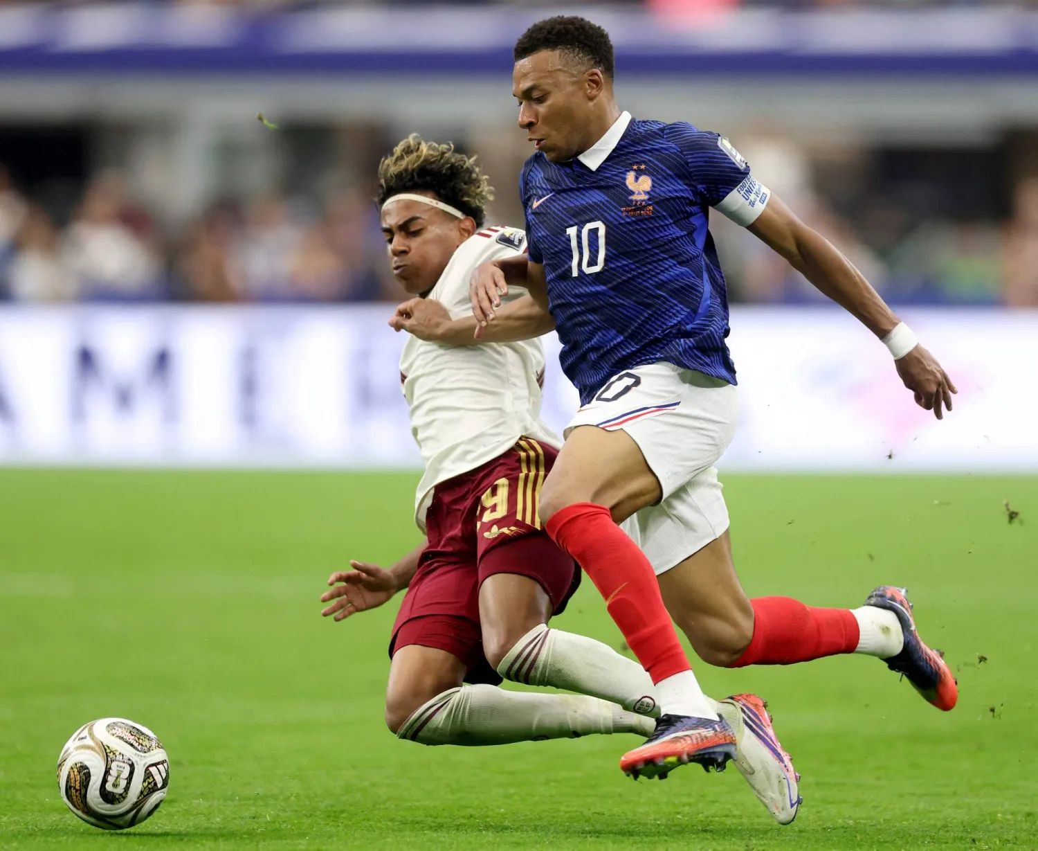 ARLINGTON, TEXAS - JULY 14: Lamine Yamal #19 of Spain challenges Kylian Mbappe #10 of France during the FIFA World Cup 2026 Semi Final match between France and Spain at Dallas Stadium on July 14, 2026 in Arlington, Texas. Lars Baron/Getty Images/AFP