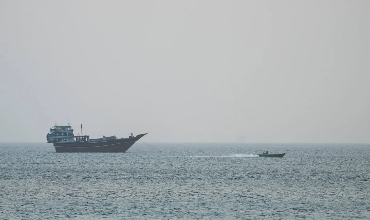 سفينة في مضيق هرمز كما تُرى من مسندم في عُمان (رويترز)