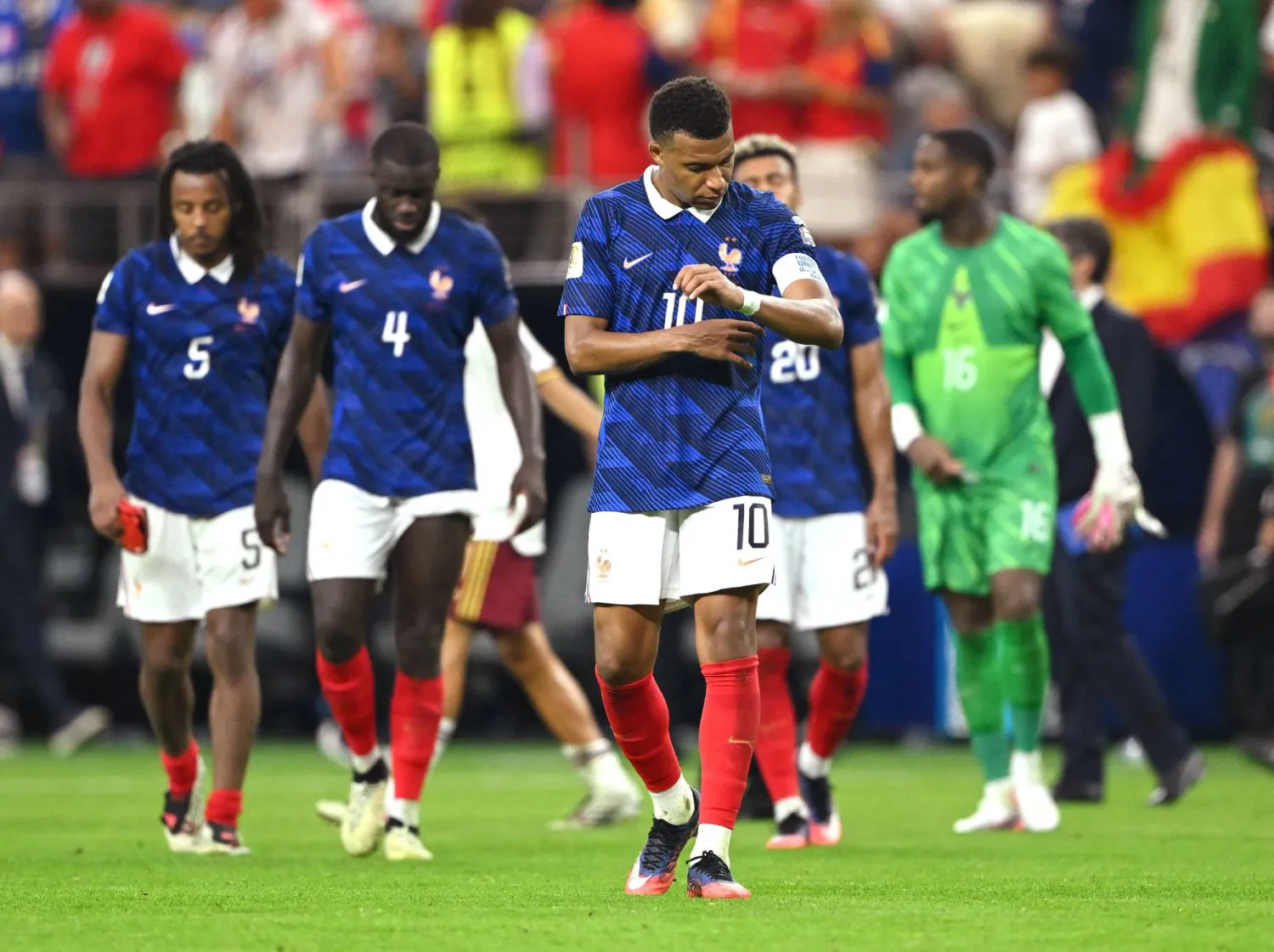 المنتخب الفرنسي بعد الخسارة أمام إسبانيا: «نفوز سوياً ونخسر سوياً» (أ.ف.ب)
