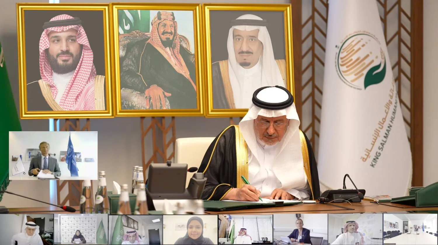 الدكتور عبد الله الربيعة يوقع الاتفاقية (واس)