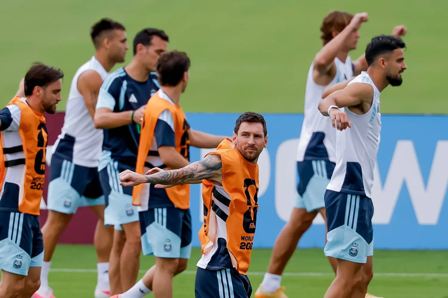 يخوض منتخب الأرجنتين بقيادة نجمه ليونيل ميسي مواجهة نارية أمام إنجلترا (أ.ب)