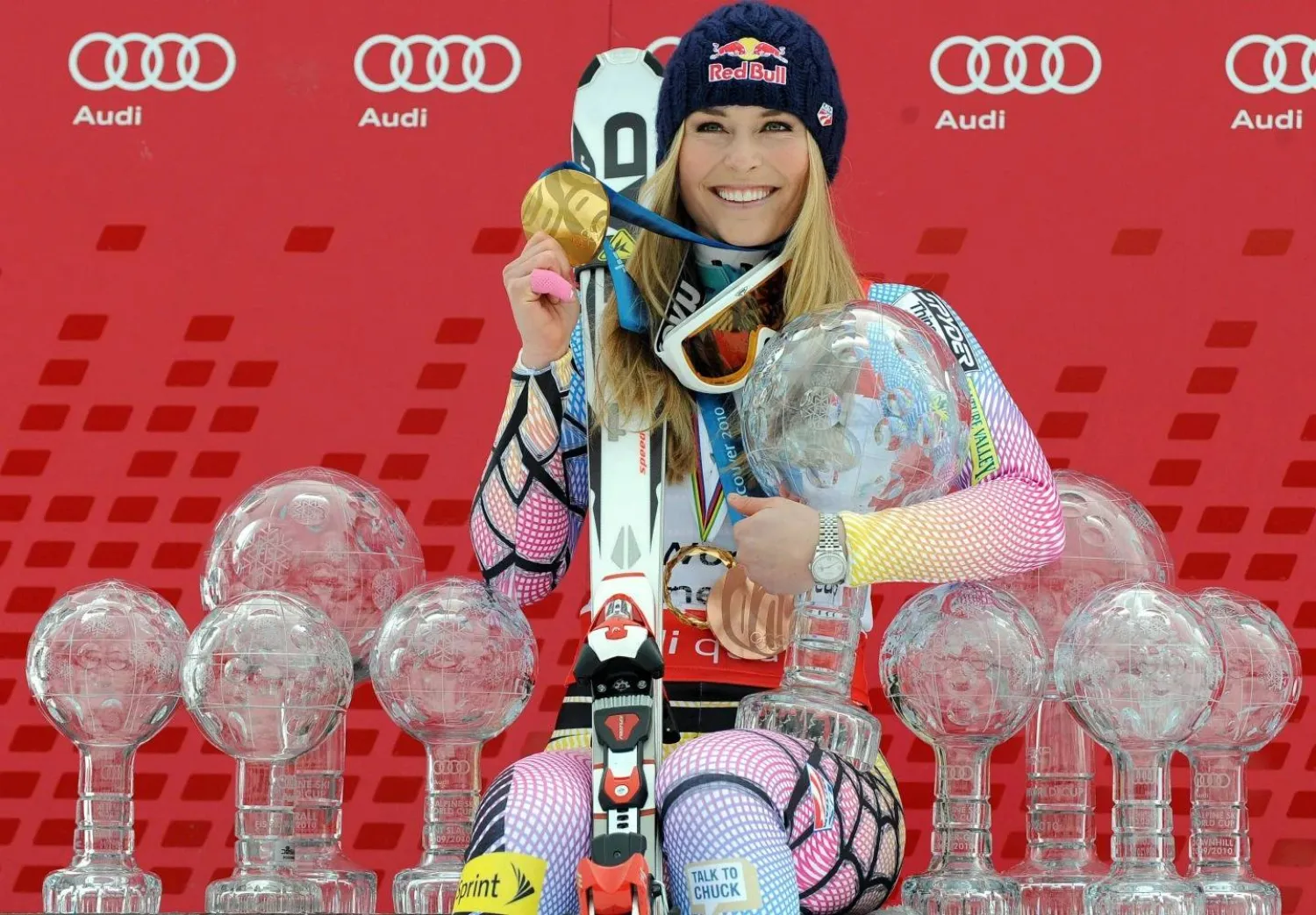 ليندسي فون مع ميدالياتها الأولمبية وكؤوس كأس العالم للتزلج في ألمانيا عام 2010 (أرشيفية - أ.ب)