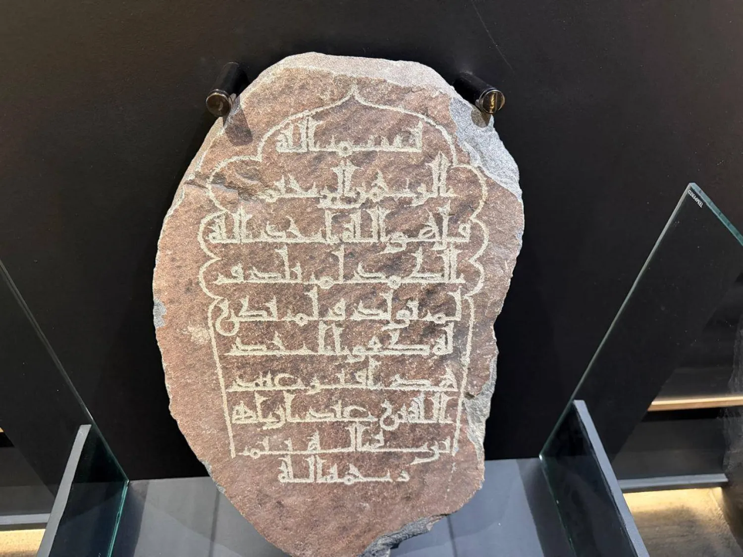 يستعرض المعرض مجموعة نادرة من شواهد القبور المصنوعة من حجر البازلت الأسود البركاني (الشرق الأوسط)