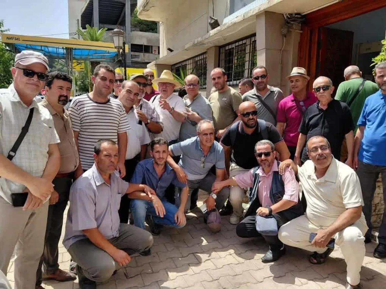 قيادة نقابة التعليم مع مناضلين سياسيين في محيط المحكمة (ناشطون)