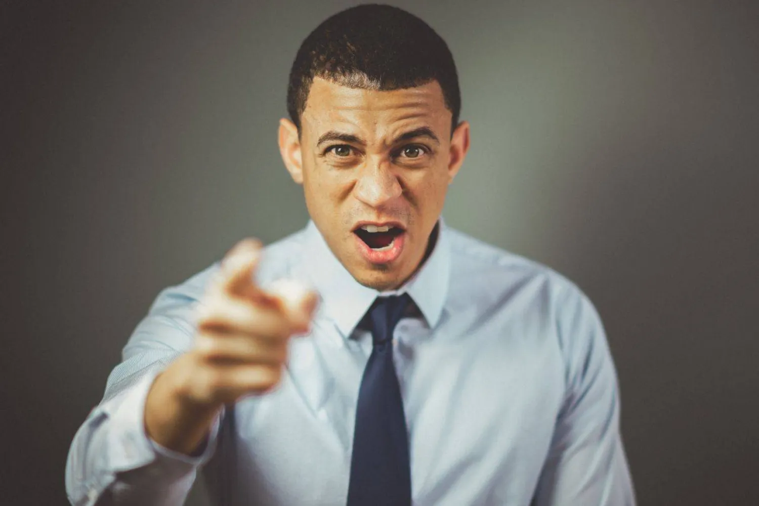 ما العلاقة بين استخدام الذكاء الاصطناعي وتراجع السلوك المهذب؟ (بكسلز)