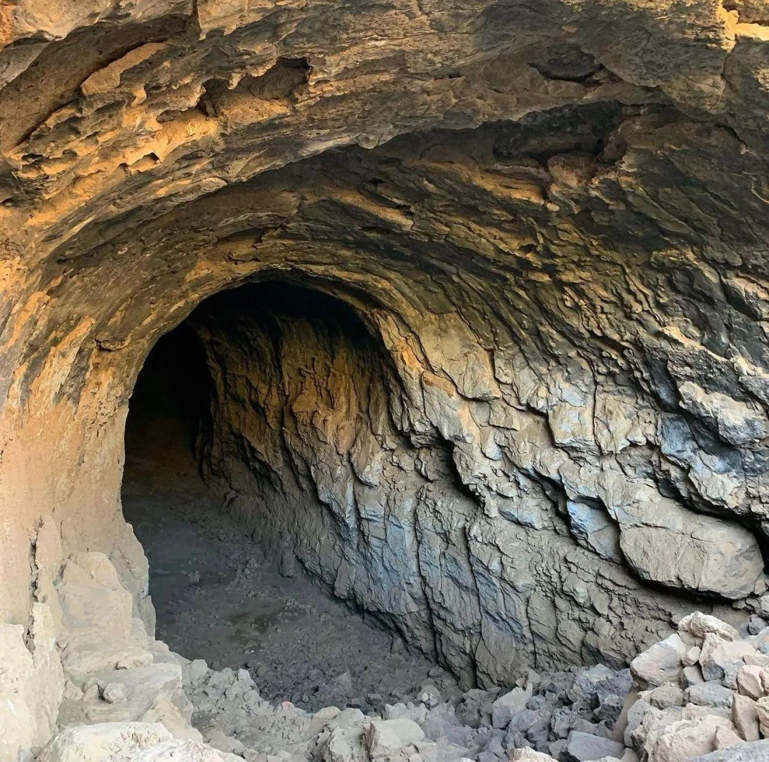 النفق البركاني لكهف ماكر الشياهين في المدينة المنورة (تصوير: بدور صالح)