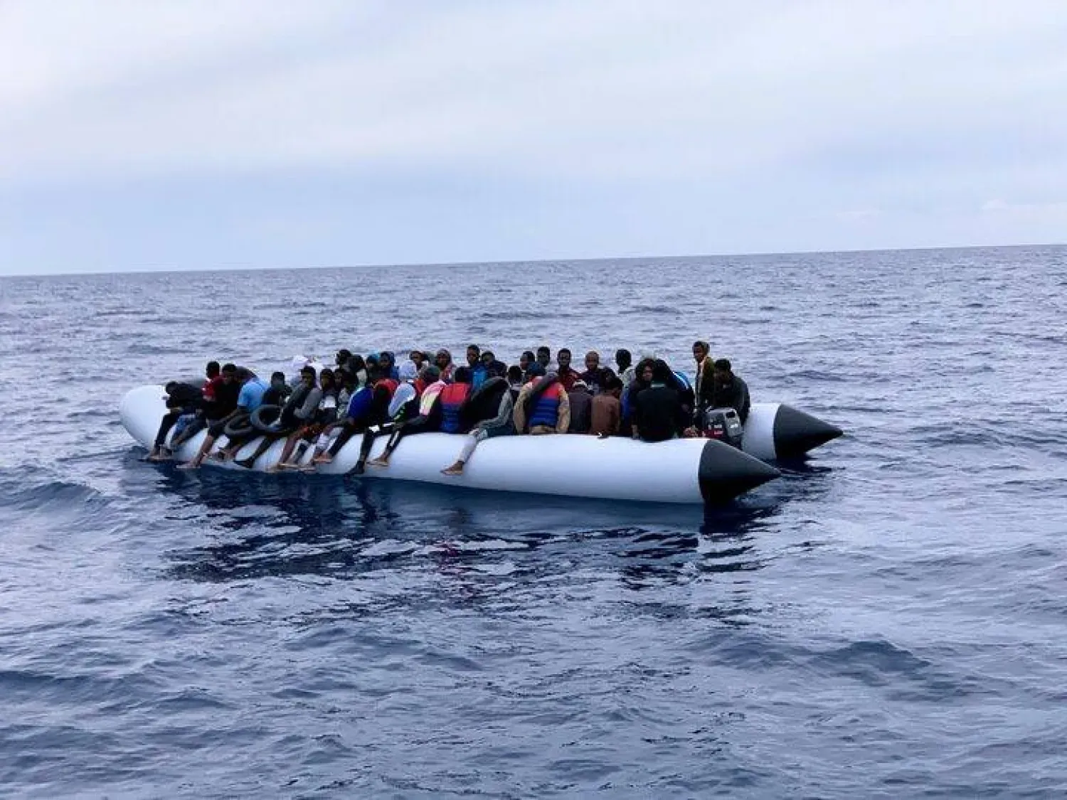 Libya sahil güvenlik ekipleri Akdeniz'de, Libya kıyıları açıklarında, bir lastik botta bulunan göçmenleri kurtarmak için olay yerine gelirken (Reuters- Arşiv)