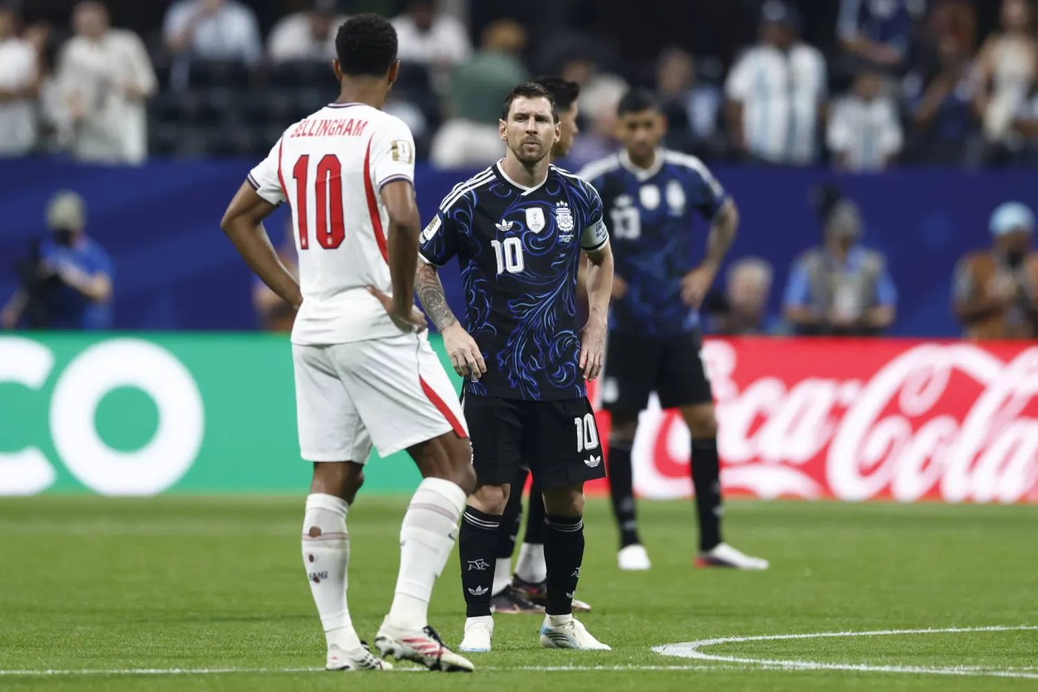 ليونيل ميسي وجود بيلينغهام خلال مواجهة الأرجنتين وإنجلترا (إ.ب.أ)
