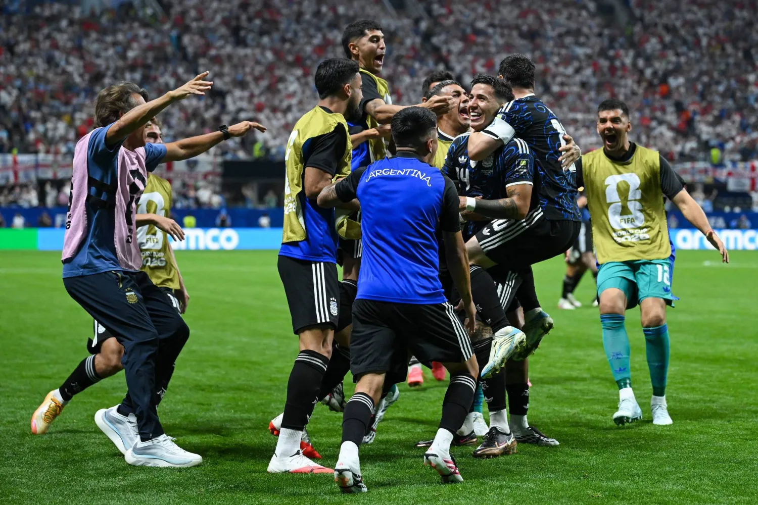 إنزو فرنانديز يحتفل مع زملائه بتسجيل هدف الأرجنتين الأول (أ.ف.ب)
