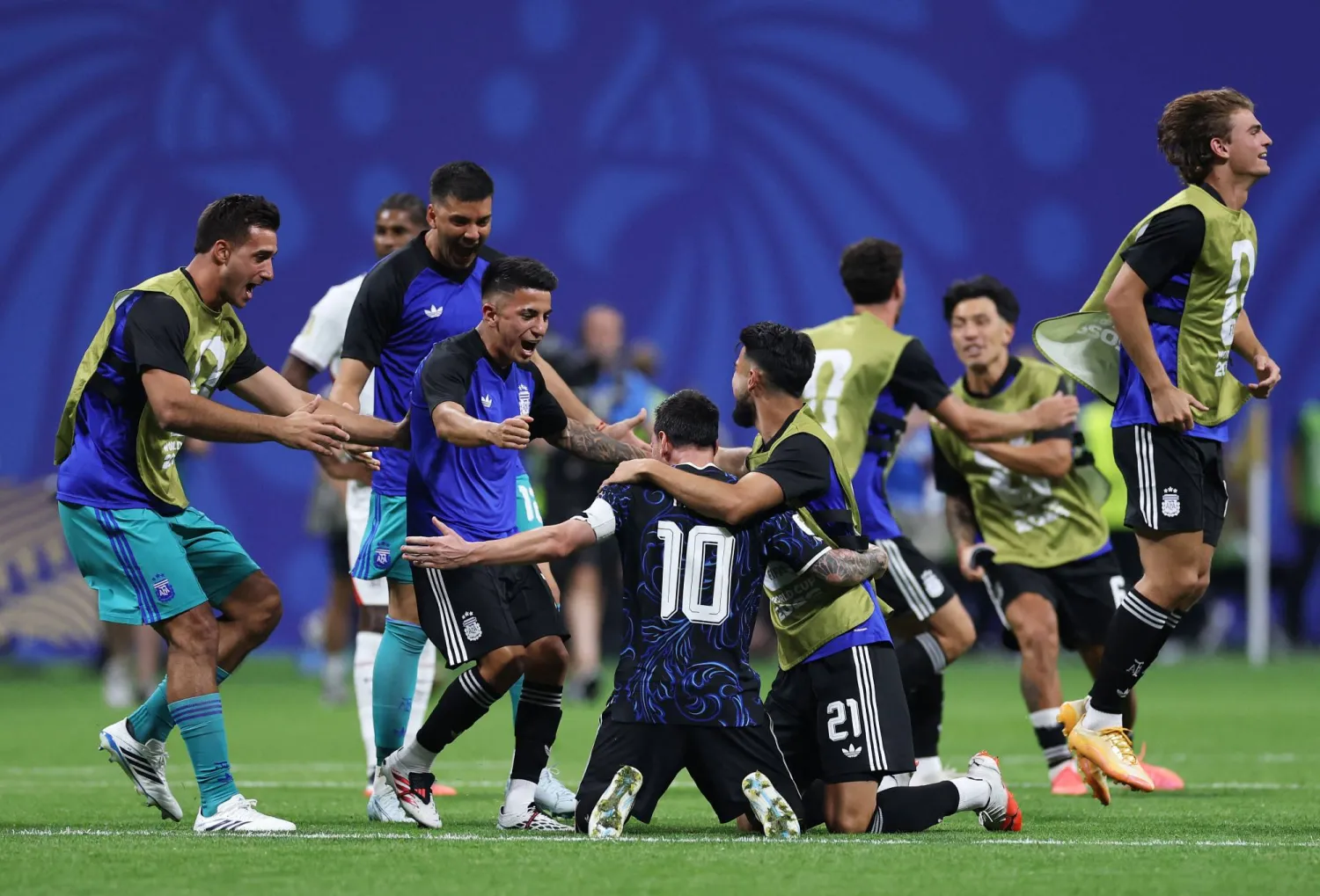 ليونيل ميسي يحتفل مع زملائه بالفوز على إنجلترا والتأهل إلى نهائي كأس العالم (أ.ف.ب)
