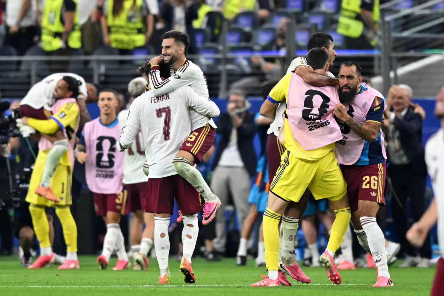 لاعبو المنتخب الإسباني واحتفالات صاخبة بعد الانتصار على فرنسا والتأهل للنهائي (إ.ب.أ)