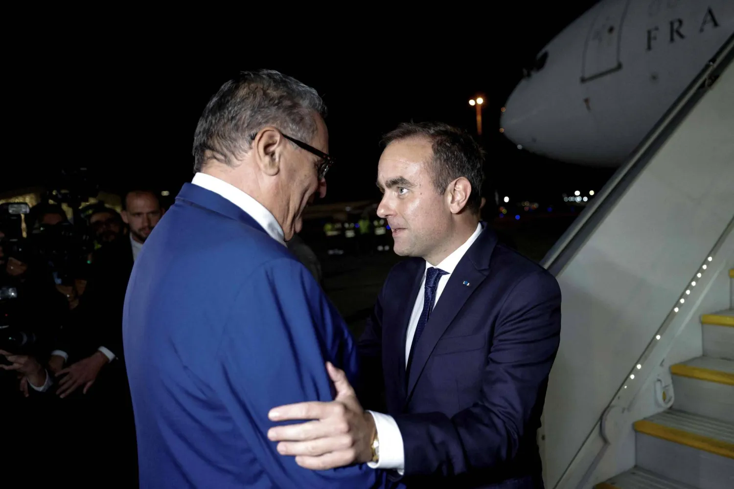 رئيس الوزراء المغربي عزيز أخنوش يستقبل نظيره الفرنسي سيباستيان ليكورنولدى وصوله إلى مطار الرباط  (ا.ف.ب)