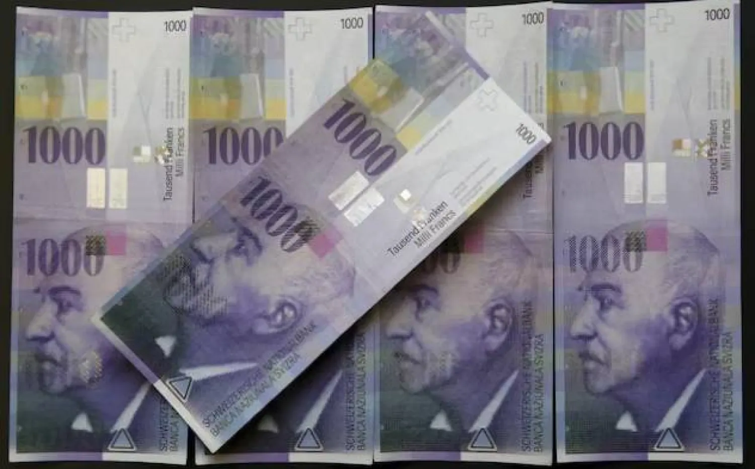 أوراق نقدية من فئة 1000 فرنك سويسري (رويترز)