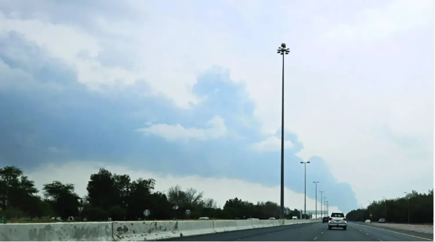 تصاعد الدخان من منطقة مطار الكويت الدولي بعد غارة جوية بطائرة مسيَّرة استهدفت مستودع وقود (أرشيفية - أ.ف.ب)