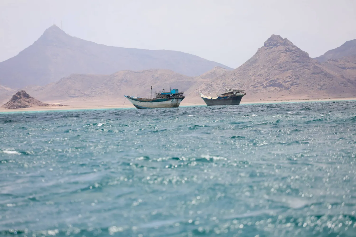 قوارب يمنية تطفو قرب ساحل باب المندب (رويترز)
