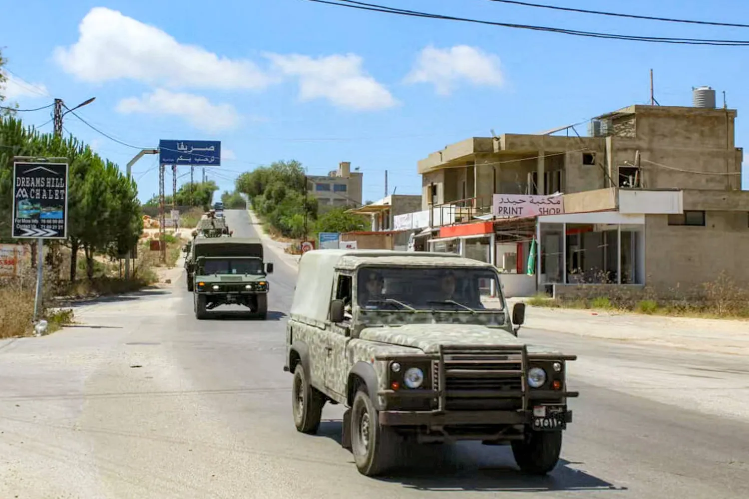 دورية للجيش اللبناني في بلدة صريفا بقضاء صور في جنوب لبنان، بالتزامن مع اختتام جولة جديدة من المفاوضات اللبنانية - الإسرائيلية في روما برعاية أميركية، والتي أسفرت عن الاتفاق على المضي في تنفيذ "المناطق التجريبية" (أ.ف.ب)