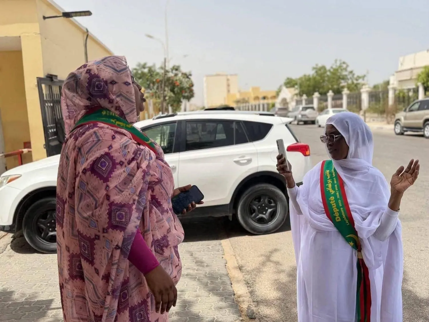 الناشطتان الحقوقيتان أمام بوابة البرلمان بعد منعهما من الدخول (تواصل اجتماعي)