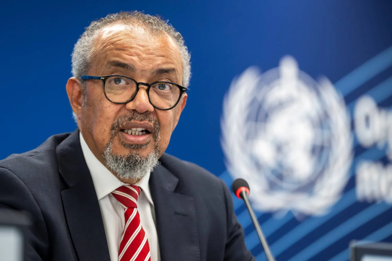 المدير العام لمنظمة الصحة العالمية تيدروس أدهانوم غيبرييسوس خلال إحاطة صحافية في جنيف (أ.ب)