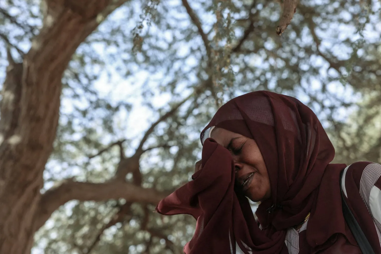 سودانية هاربة من مدينة الفاشر متأثرة خلال مقابلة مع وكالة «رويترز» في معسكر للاجئين شرق تشاد 27 نوفمبر 2025 (رويترز)
