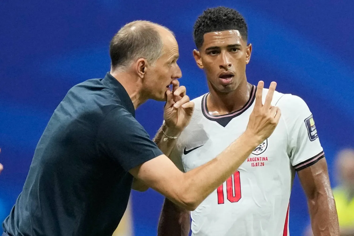 توماس توخيل يوجّه التعليمات إلى جود بيلينغهام خلال مباراة نصف نهائي كأس العالم 2026 بين إنجلترا والأرجنتين (أ.ف.ب)