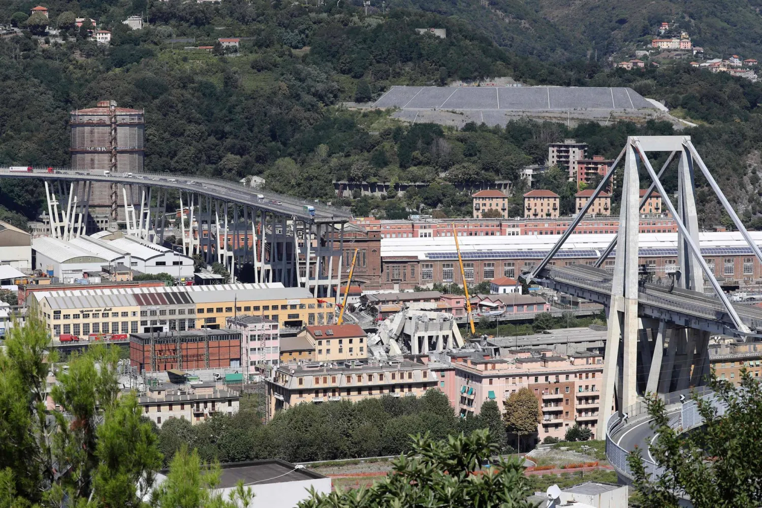 (FILES) This general view taken on August 15, 2018, shows abandoned vehicles on the Morandi motorway bridge the day after a section collapsed in the north-western Italian city of Genoa. (Photo by Valery HACHE / AFP)