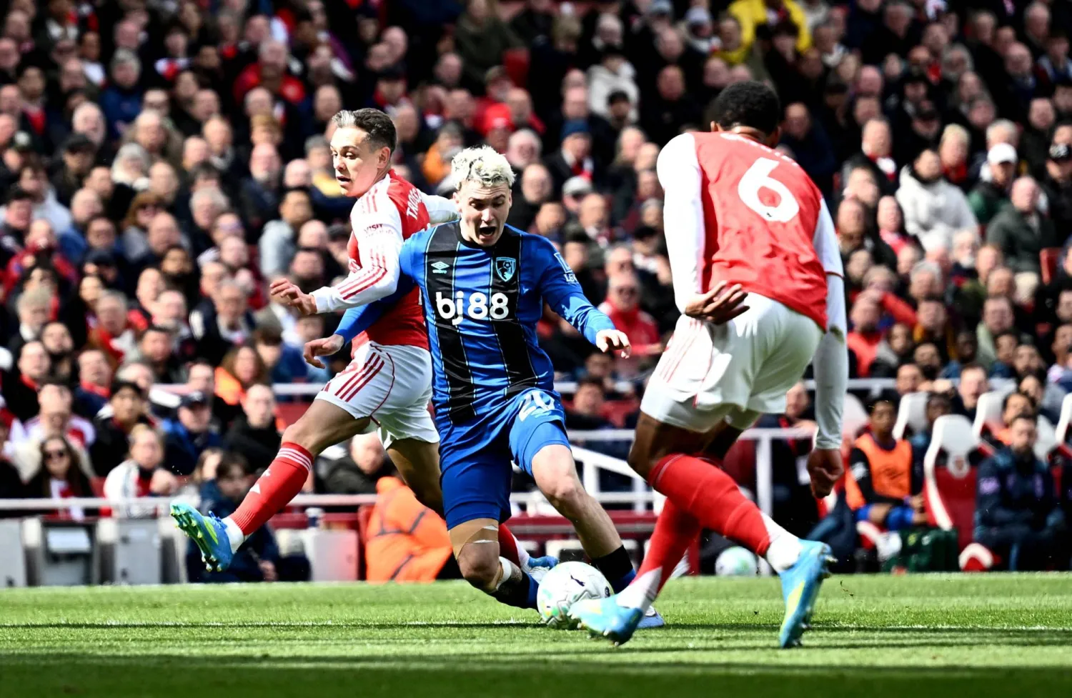 FILE PHOTO: Soccer Football - Premier League - Arsenal v AFC Bournemouth - Emirates Stadium, London, Britain - April 11, 2026 AFC Bournemouth's Alex Jimenez in action with Arsenal's Leandro Trossard REUTERS/Dylan Martinez