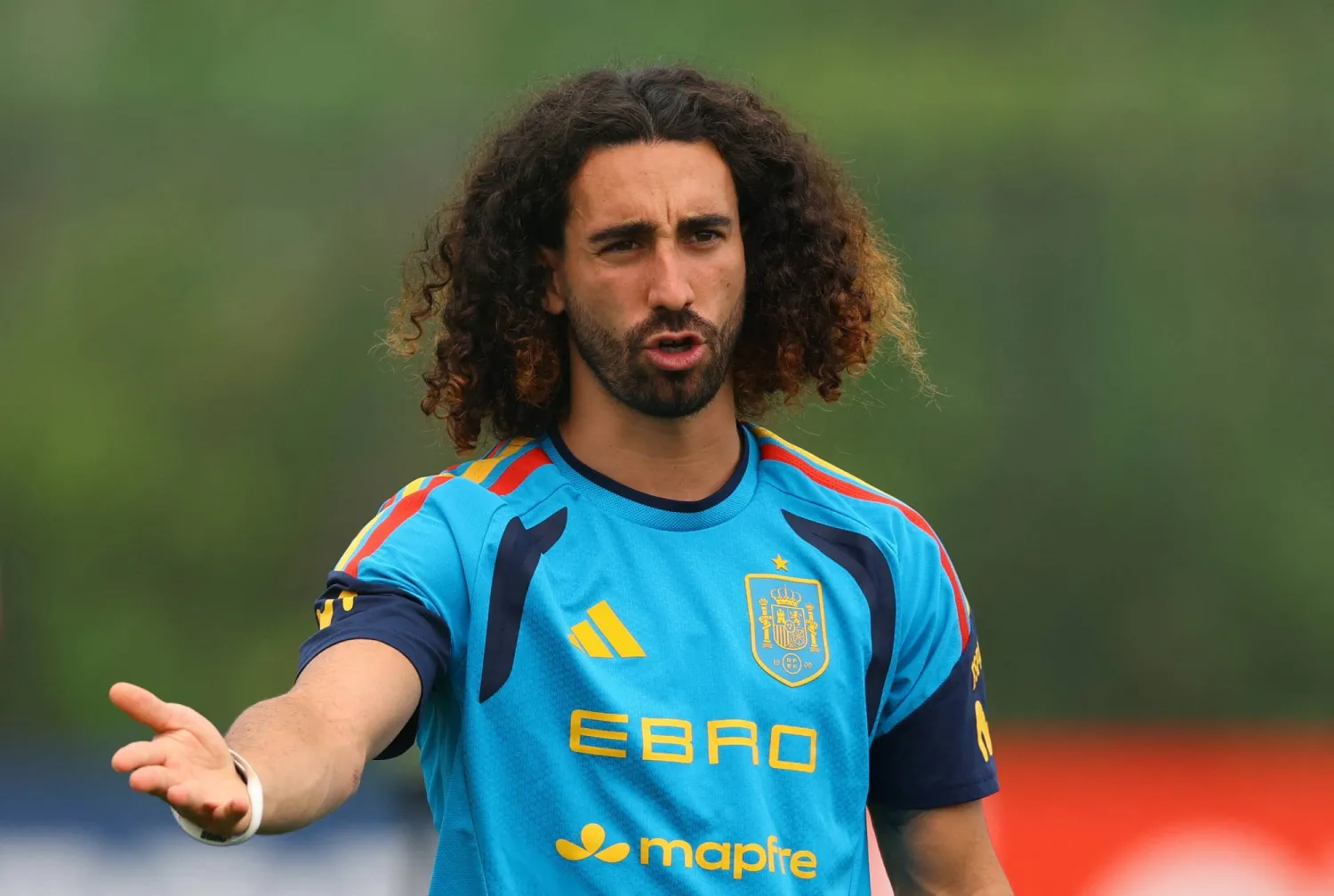 مارك كوكوريلا خلال تدريبات إسبانيا استعداداً للنهائي (رويترز)