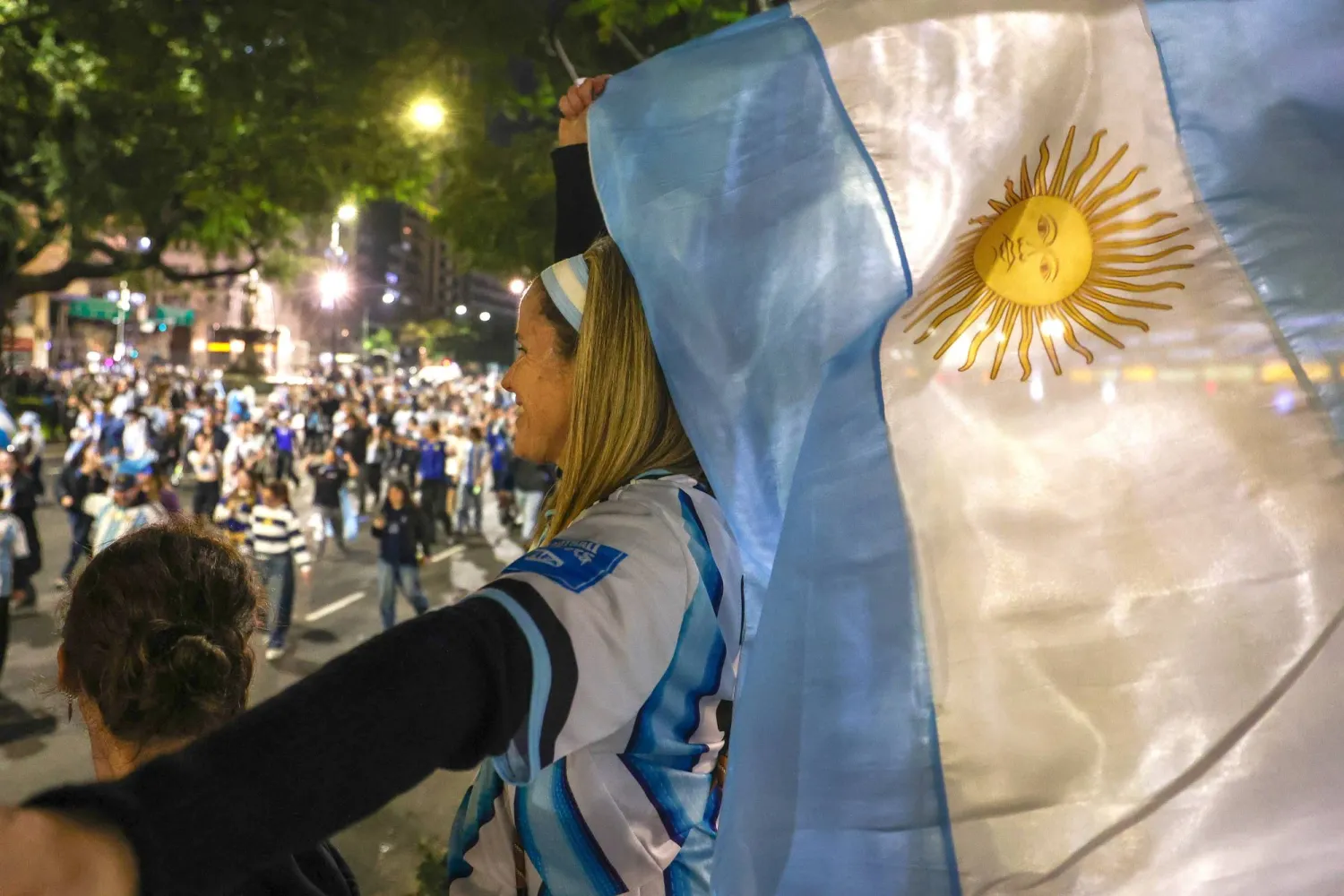 جماهير الأرجنتين تحتفل بالفوز على إنجلترا في بوينس آيرس (إ.ب.أ)