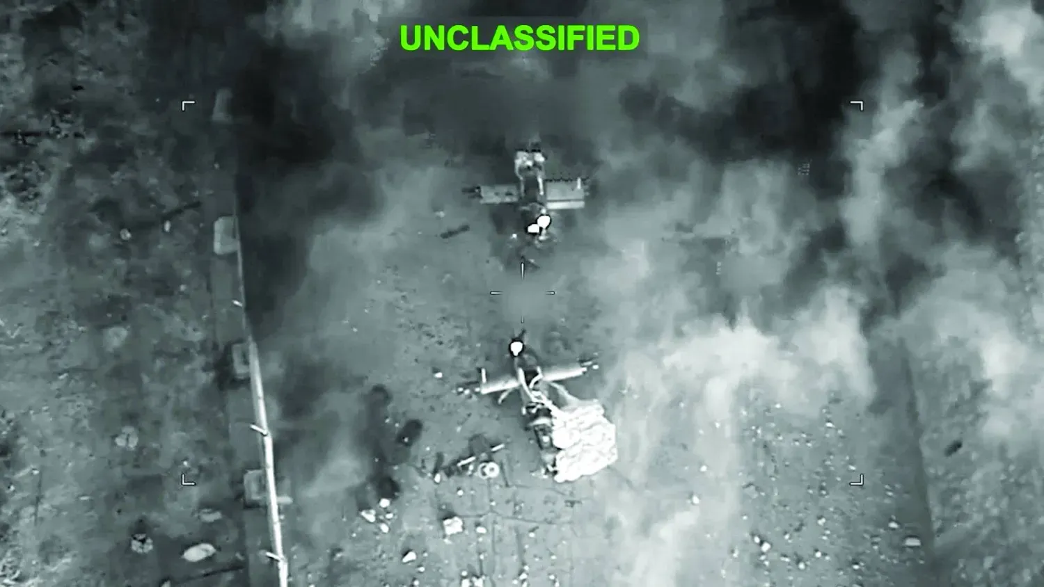 İran'a düzenlenen hava saldırılarının ardından belirsiz bir noktada yükselen duman, CENTCOM tarafından yayınlanan bir videodan, (Reuters)