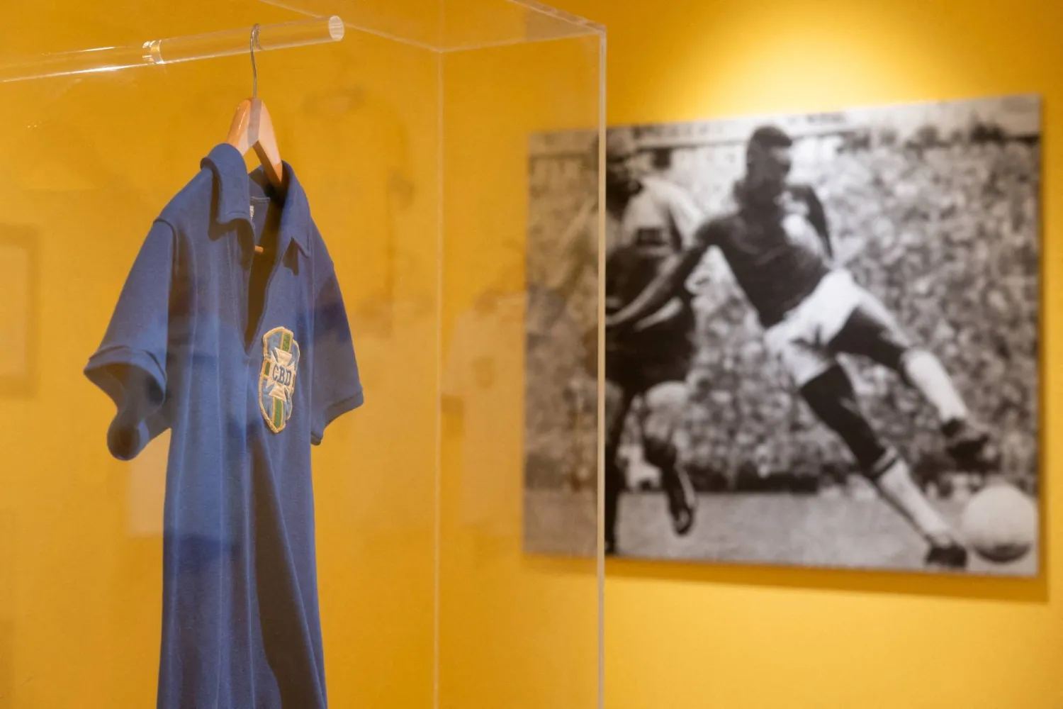 FILE PHOTO: Brazil's soccer legend Pele's FIFA World Cup 1958 final jersey at Sotheby’s auction house in New York City, US July 1, 2026. REUTERS/Jordan Tovin/File Photo
