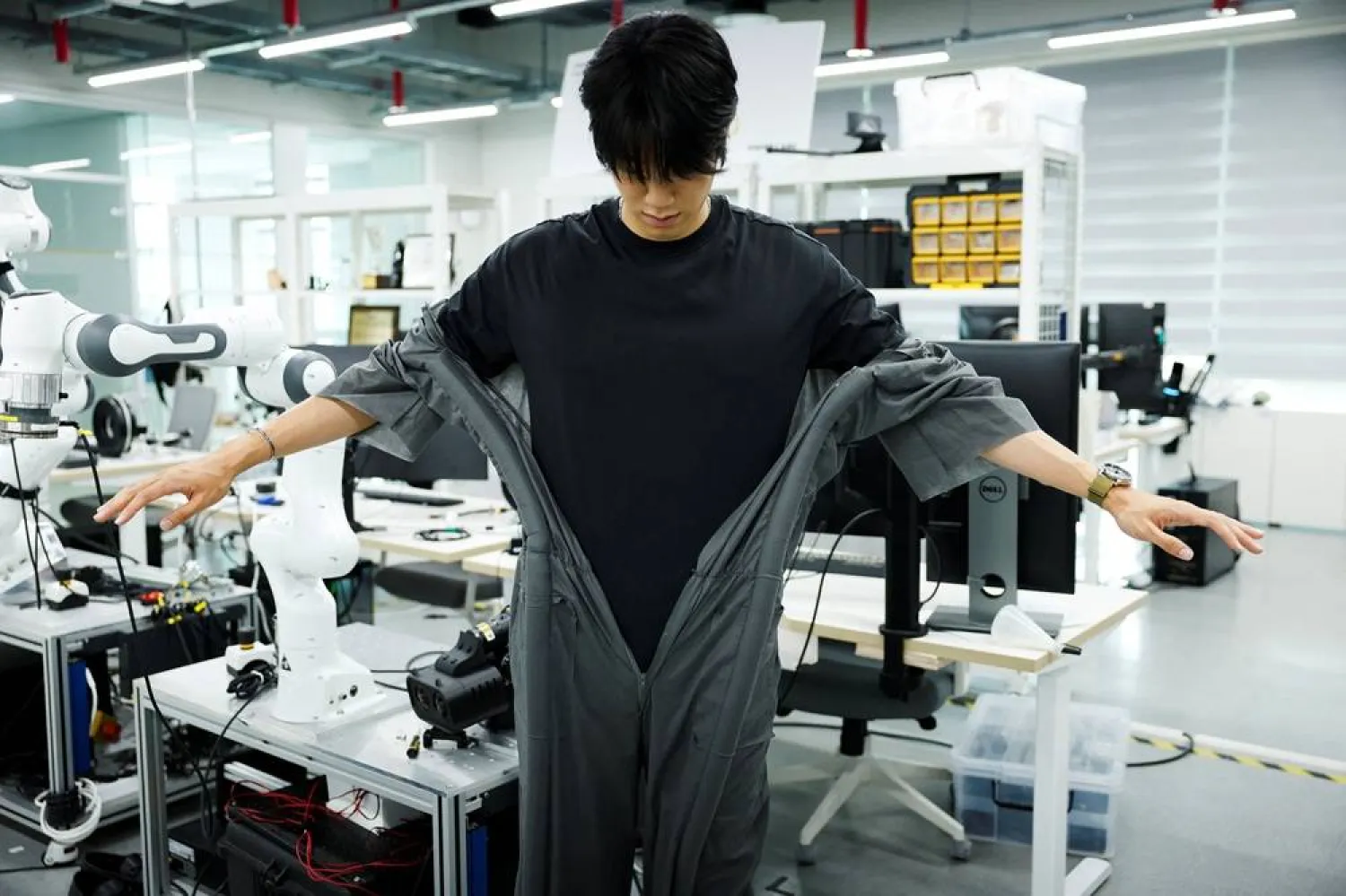  Hwang Jae Yun, a graduate student of Civil and Environmental Engineering at the Korea Advanced Institute of Science and Technology (KAIST), demonstrates wearing a self-dressing robot at KAIST in Daejeon, South Korea, July 14, 2026. (Reuters)