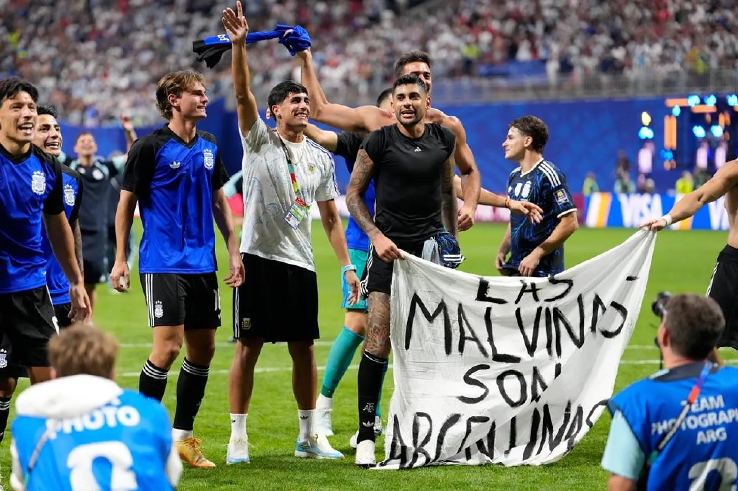  Argentina players hold a banner with the words "The Malvinas are Argentine", referring to the Falkland Islands, at the end of the World Cup semi-final match between England and Argentina in Atlanta, Wednesday, July 15, 2026.(AP) 