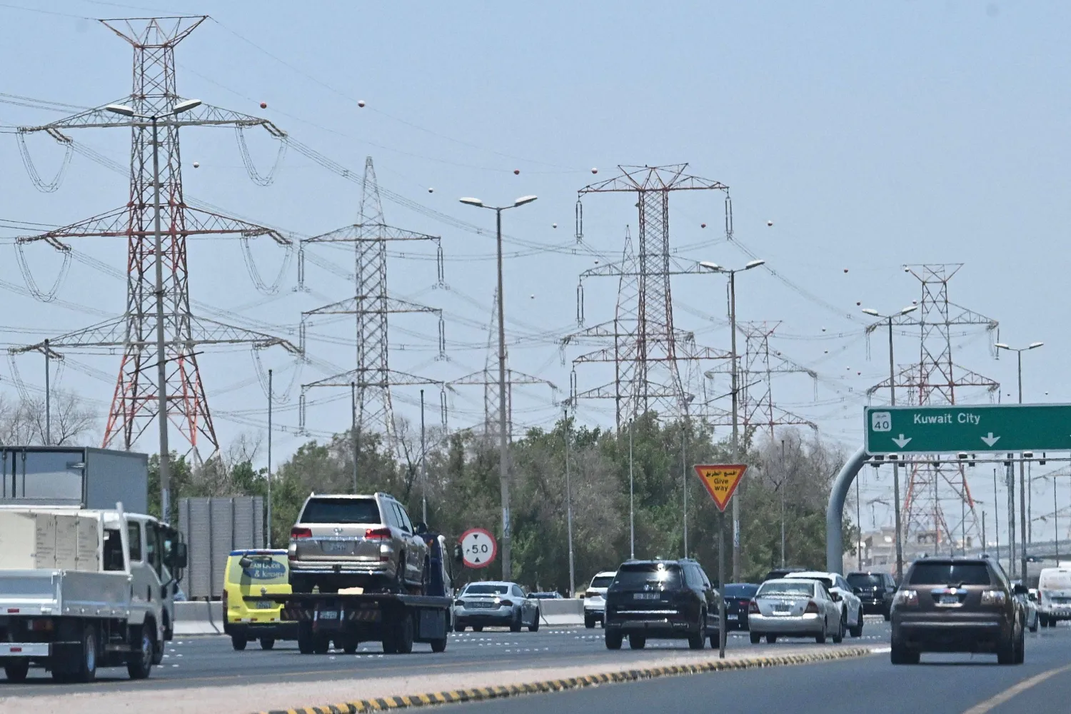مركبات تسير على طول طريق سريع على مشارف مدينة الكويت في 8 يوليو 2026 (أ.ف.ب)