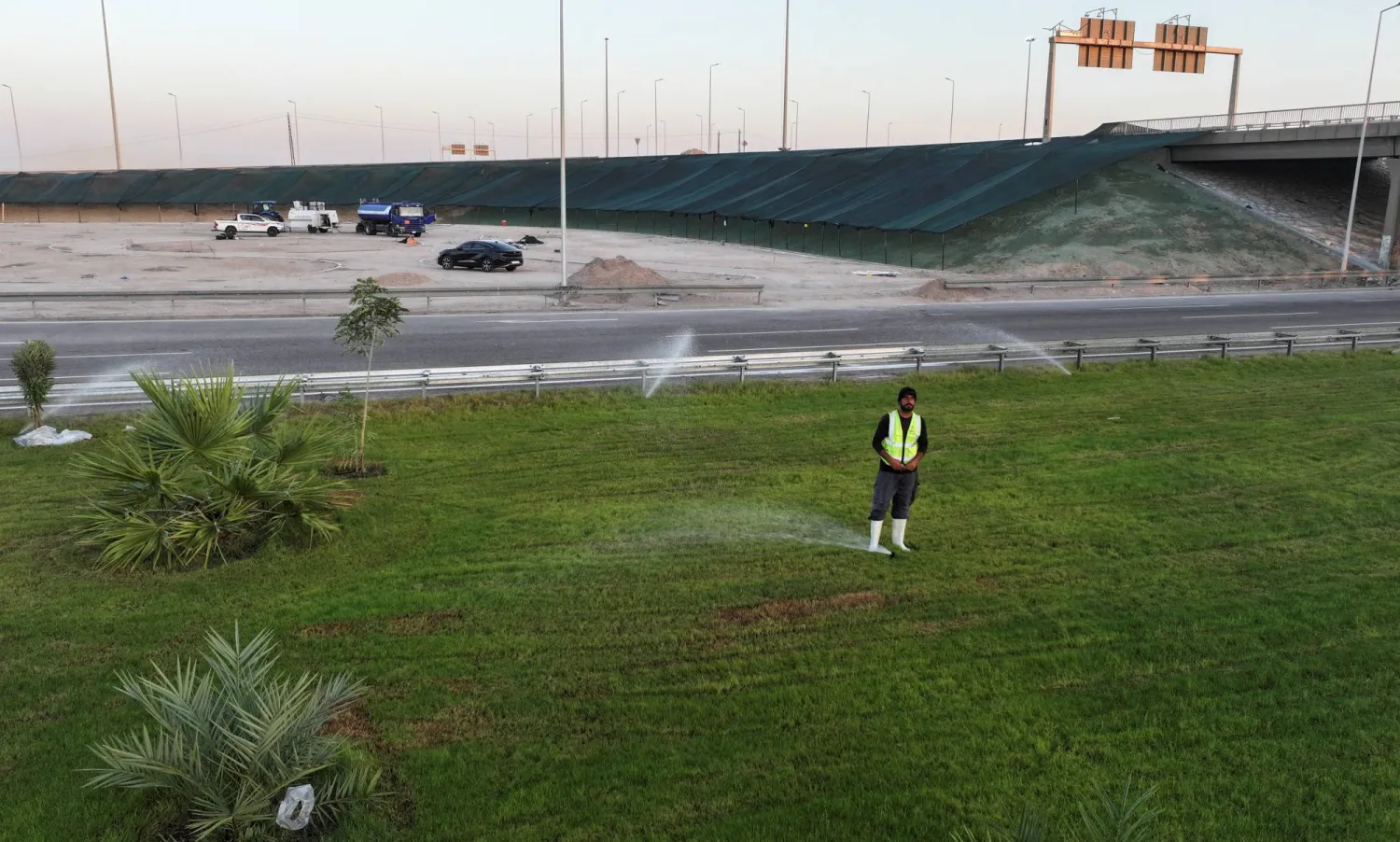 صورة التقطتها طائرة مسيّرة تظهر جزءاً زُرع حديثاً من مشروع الحزام الأخضر في البصرة بالعراق يوم 29 يونيو 2026 (رويترز)