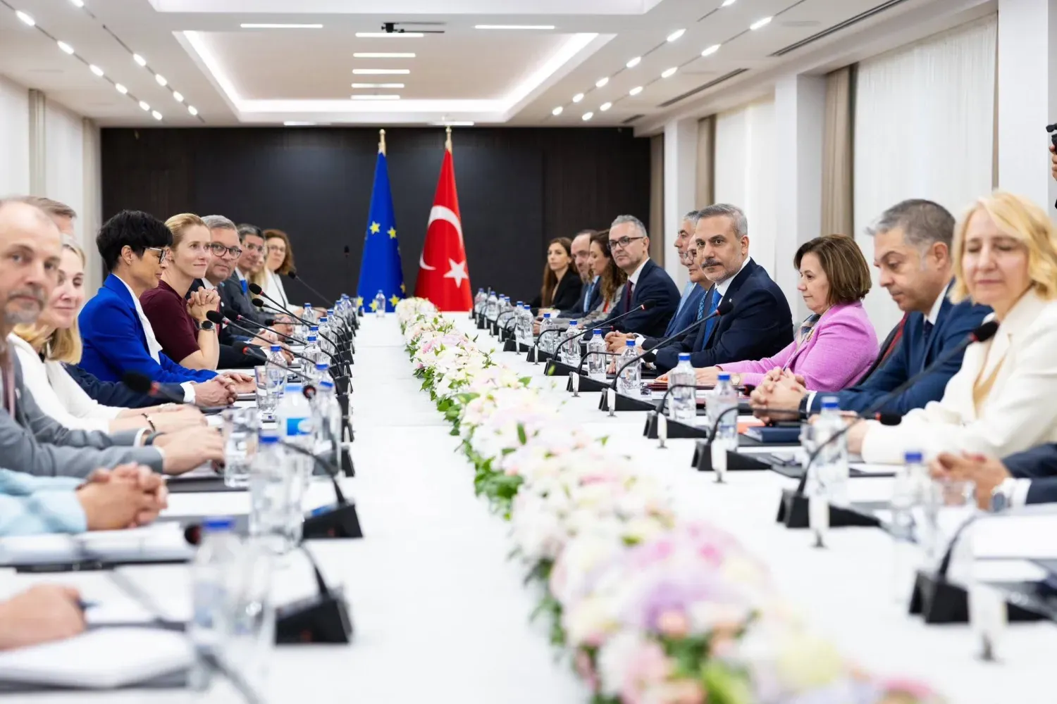 Dışişleri Bakanı Hakan Fidan ile bakanlık heyeti, 30 Haziran 2026 tarihinde Ankara’da Avrupa Birliği (AB) heyetiyle görüşmeler gerçekleştirdi. AB heyetinde Dış İlişkiler ve Güvenlik Politikası Yüksek Temsilcisi Kaja Kallas, Genişleme Komiseri Marta Kos ve İçişleri Komiseri Magnus Brunner yer aldı. (Dışişleri Bakanlığı)