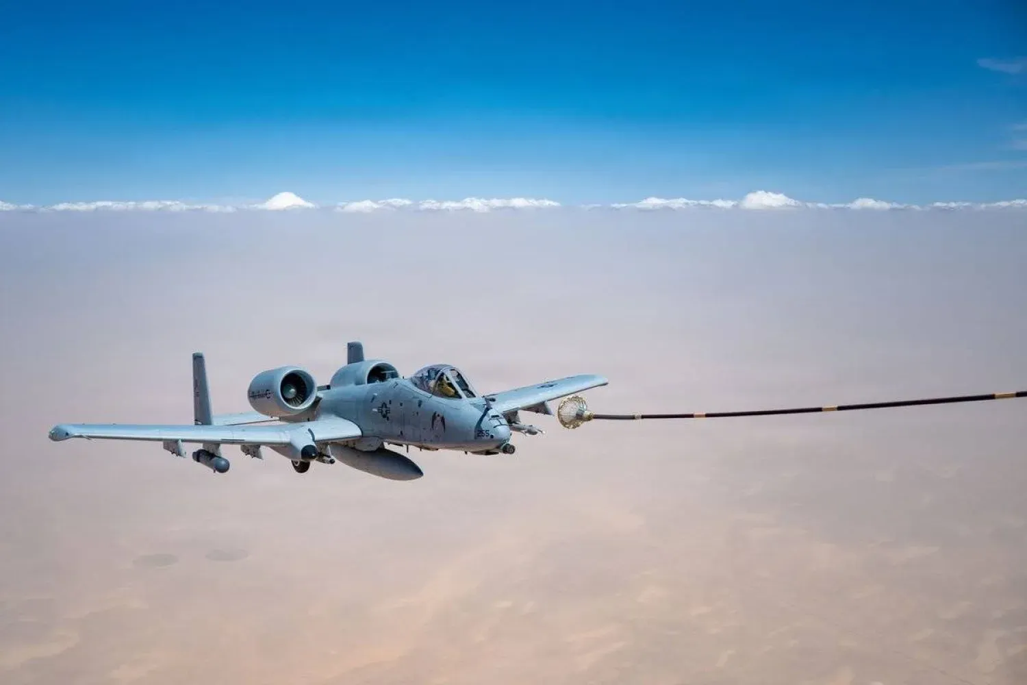 ABD Merkez Komutanlığı'nın yayımladığı görüntüde, bir ABD Hava Kuvvetleri'ne ait A-10 saldırı uçağı operasyonlar sırasında havada yakıt ikmali için hazırlanıyor. (CENTCOM)