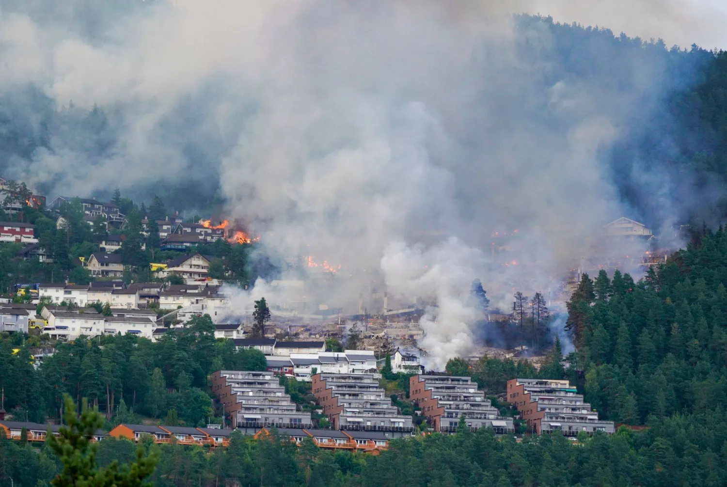 17 July 2026, Norway, Drammen: Smoke rises from a major residential fire that destroyed row houses and forced mass evacuations in Krokstadelva, Drammen. Photo: Thomas Fure/NTB/dpa