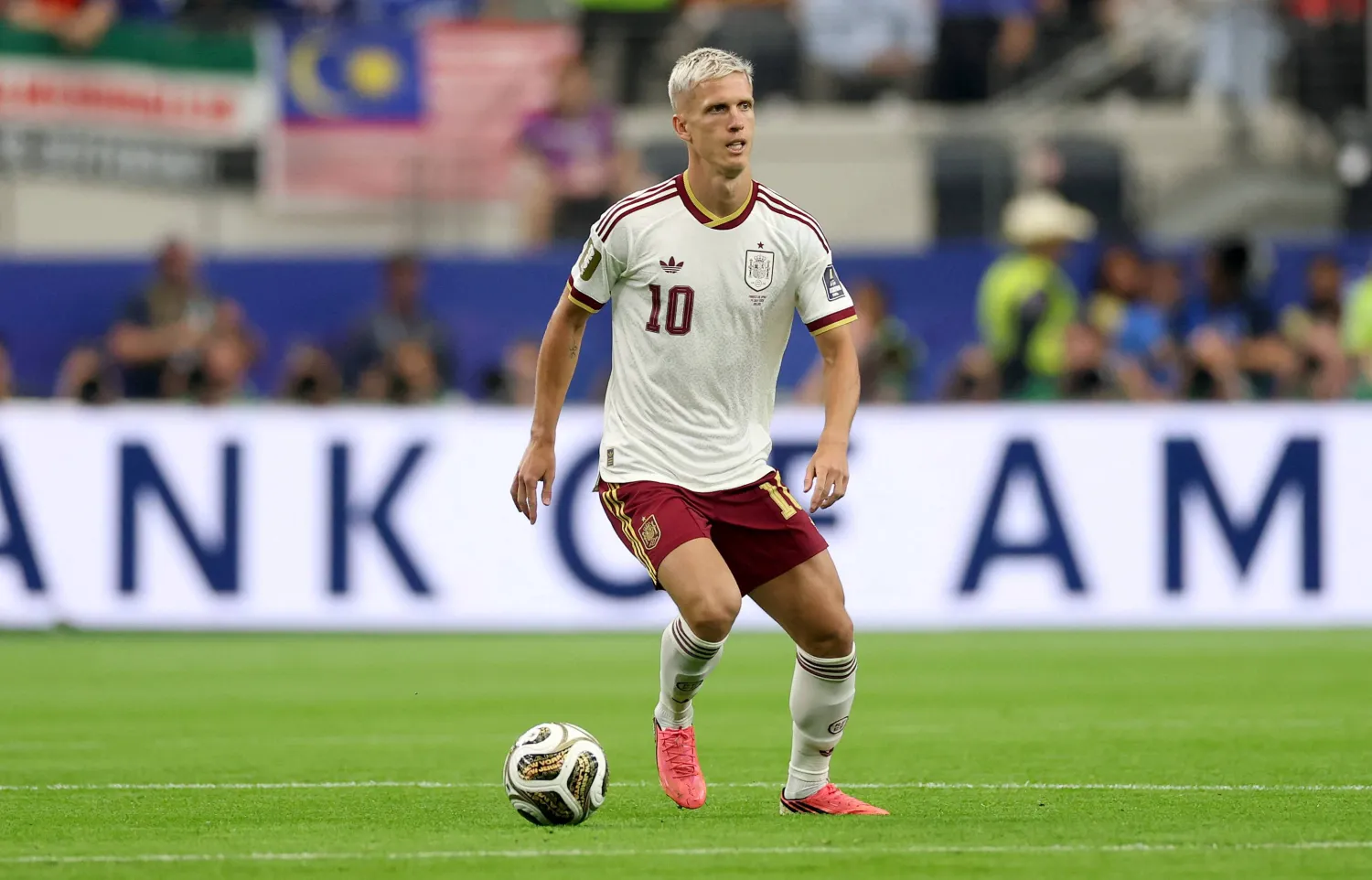 داني أولمو نجم وسط برشلونة ومنتخب إسبانيا (أ.ف.ب)